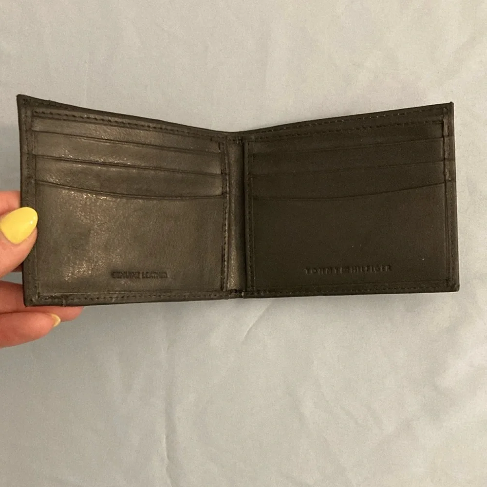 Tommy Hilfiger Brown Key & Card Holder with Leather Finish